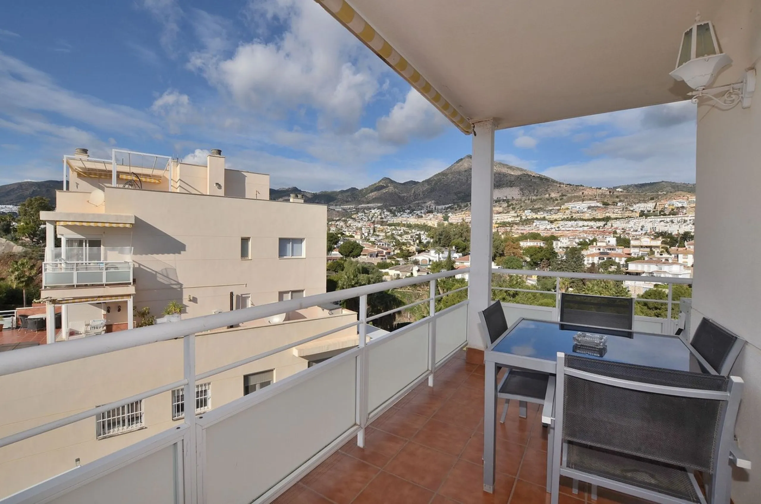 Stunning CORNER PENTHOUSE with beautiful views, located in Arroyo de la Miel (Benalmádena). Excellent location in a quiet area but at same time close to shops and services. The center of Arroyo de la Miel, the train station and a wide variety of shops are