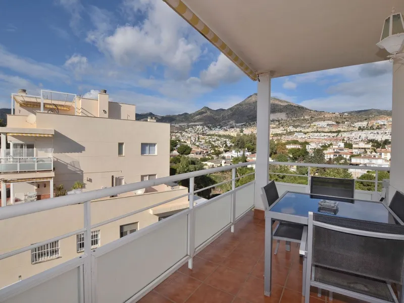 Stunning CORNER PENTHOUSE with beautiful views, located in Arroyo de la Miel (Benalmádena). Excellent location in a quiet area but at same time close to shops and services. The center of Arroyo de la Miel, the train station and a wide variety of shops are
