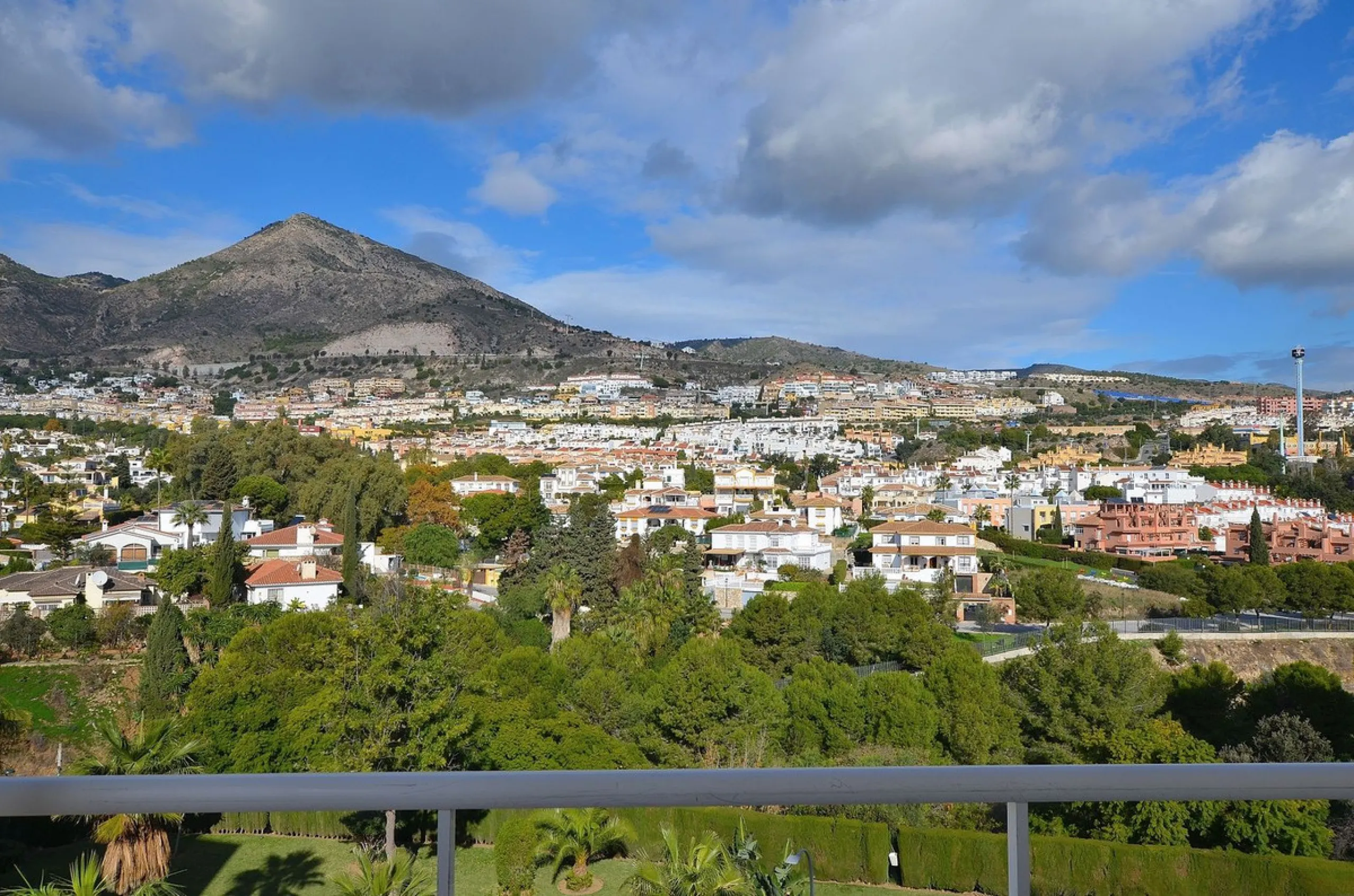 Stunning CORNER PENTHOUSE with beautiful views, located in Arroyo de la Miel (Benalmádena). Excellent location in a quiet area but at same time close to shops and services. The center of Arroyo de la Miel, the train station and a wide variety of shops are