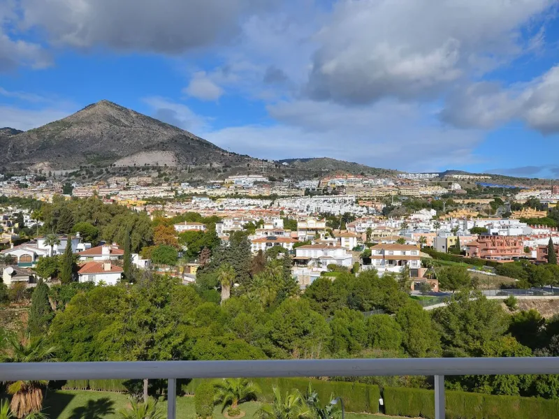 Stunning CORNER PENTHOUSE with beautiful views, located in Arroyo de la Miel (Benalmádena). Excellent location in a quiet area but at same time close to shops and services. The center of Arroyo de la Miel, the train station and a wide variety of shops are