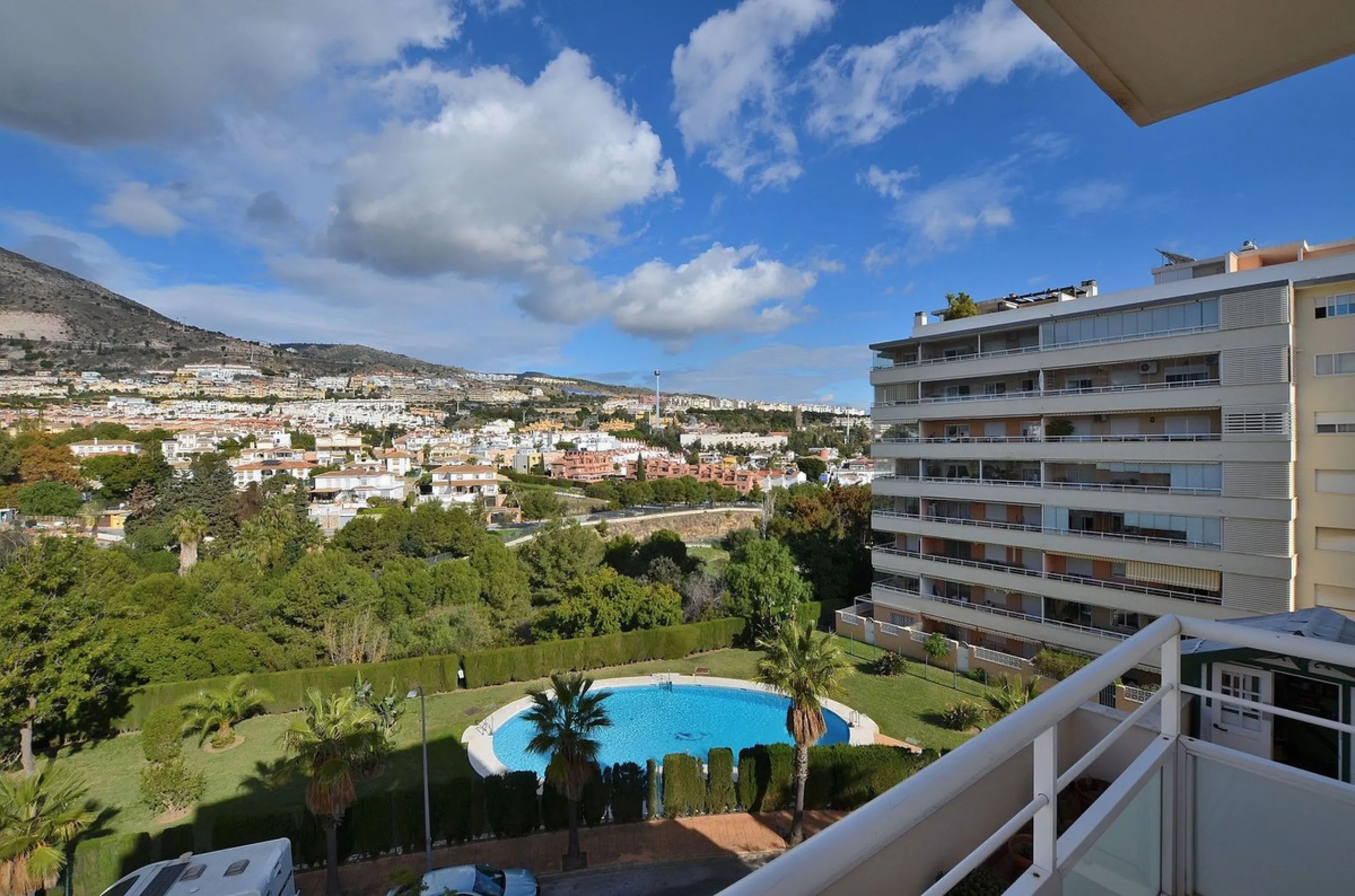 Stunning CORNER PENTHOUSE with beautiful views, located in Arroyo de la Miel (Benalmádena). Excellent location in a quiet area but at same time close to shops and services. The center of Arroyo de la Miel, the train station and a wide variety of shops are