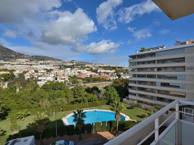 Stunning CORNER PENTHOUSE with beautiful views, located in Arroyo de la Miel (Benalmádena). Excellent location in a quiet area but at same time close to shops and services. The center of Arroyo de la Miel, the train station and a wide variety of shops are
