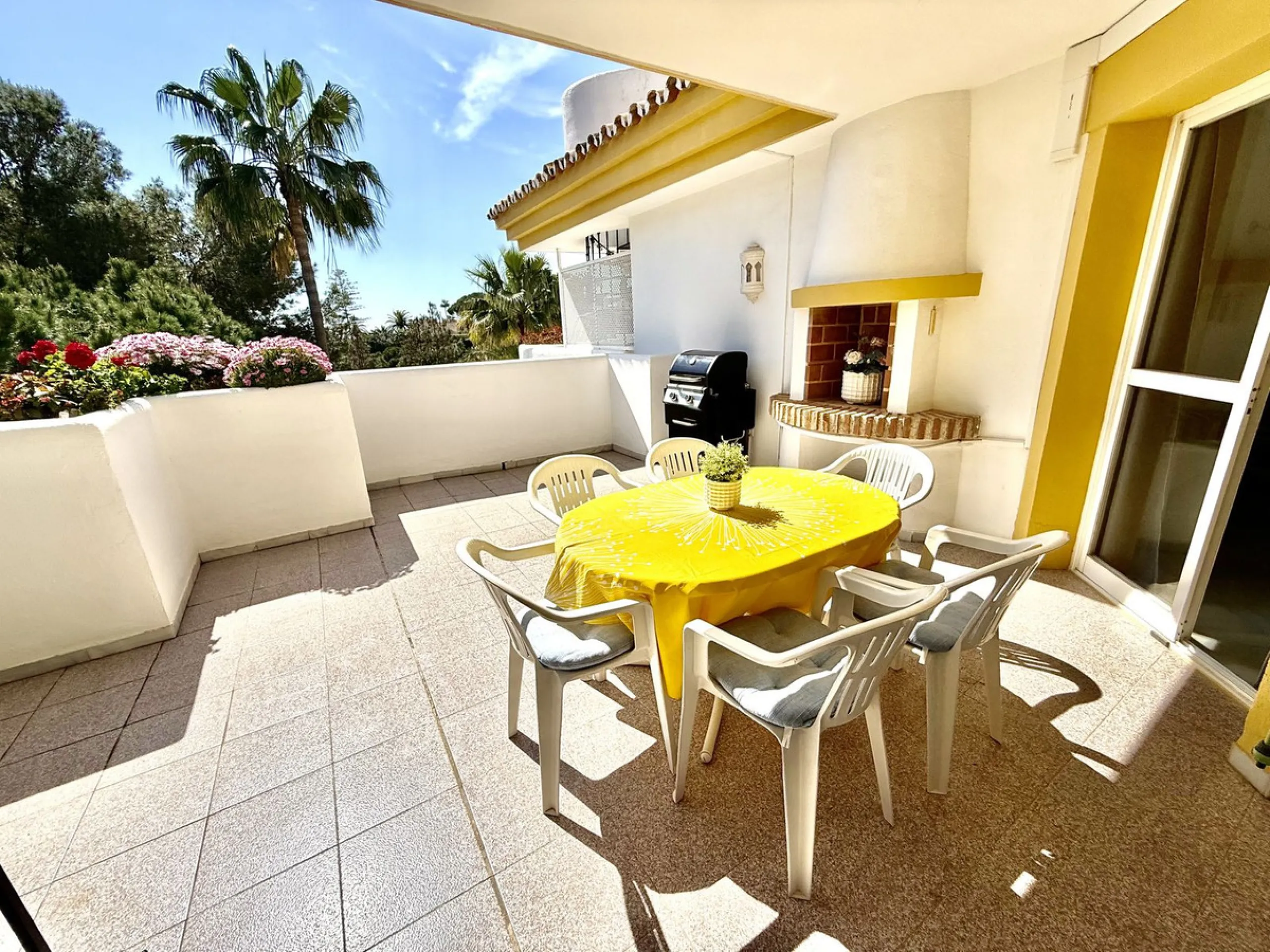 This impressive 3-bedroom penthouse offers a rare combination of space, privacy, and potential, set within a quiet and well-established urbanisation next to La Siesta Golf.