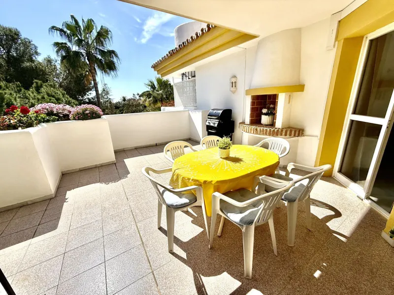 This impressive 3-bedroom penthouse offers a rare combination of space, privacy, and potential, set within a quiet and well-established urbanisation next to La Siesta Golf.
