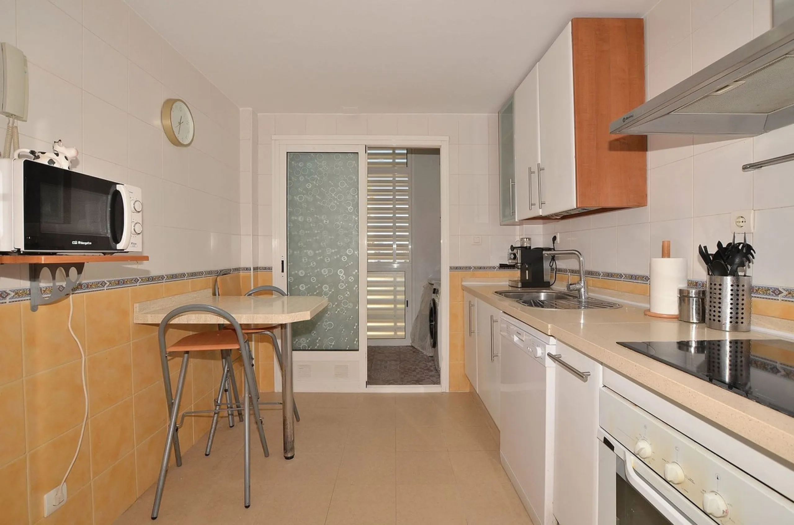 Stunning CORNER PENTHOUSE with beautiful views, located in Arroyo de la Miel (Benalmádena). Excellent location in a quiet area but at same time close to shops and services. The center of Arroyo de la Miel, the train station and a wide variety of shops are