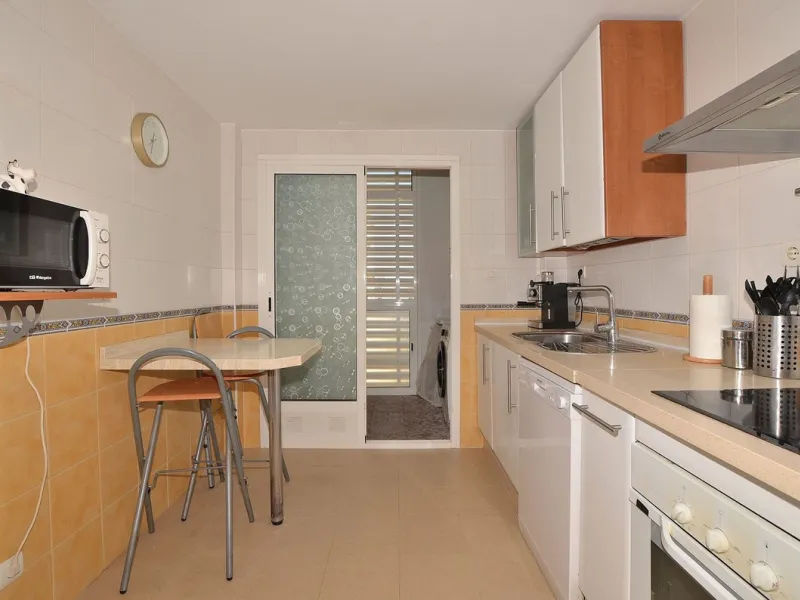 Stunning CORNER PENTHOUSE with beautiful views, located in Arroyo de la Miel (Benalmádena). Excellent location in a quiet area but at same time close to shops and services. The center of Arroyo de la Miel, the train station and a wide variety of shops are