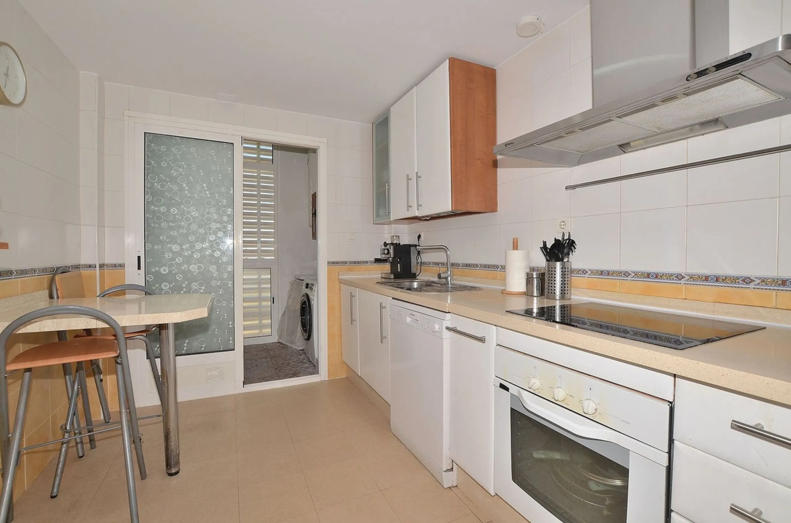Stunning CORNER PENTHOUSE with beautiful views, located in Arroyo de la Miel (Benalmádena). Excellent location in a quiet area but at same time close to shops and services. The center of Arroyo de la Miel, the train station and a wide variety of shops are