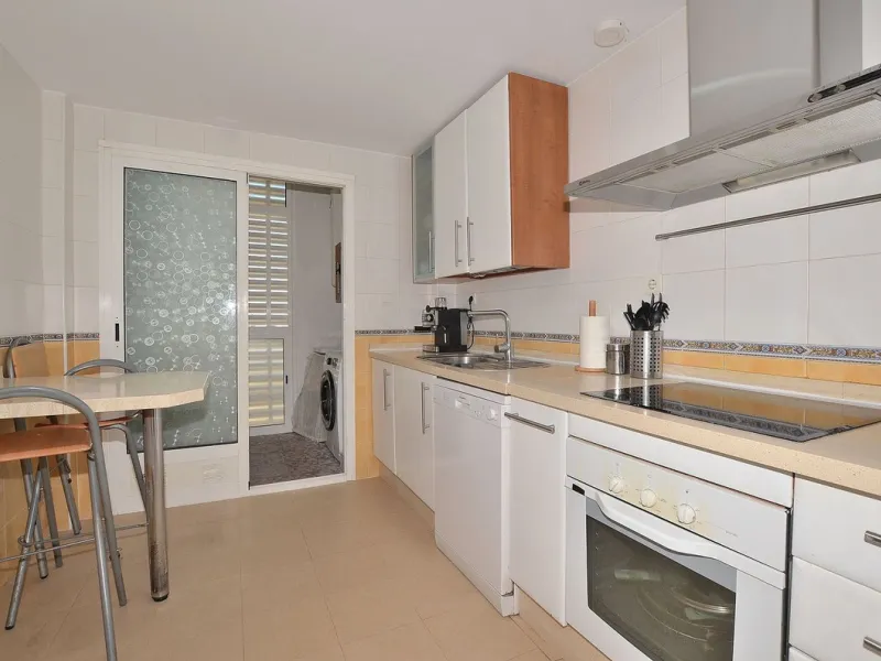 Stunning CORNER PENTHOUSE with beautiful views, located in Arroyo de la Miel (Benalmádena). Excellent location in a quiet area but at same time close to shops and services. The center of Arroyo de la Miel, the train station and a wide variety of shops are