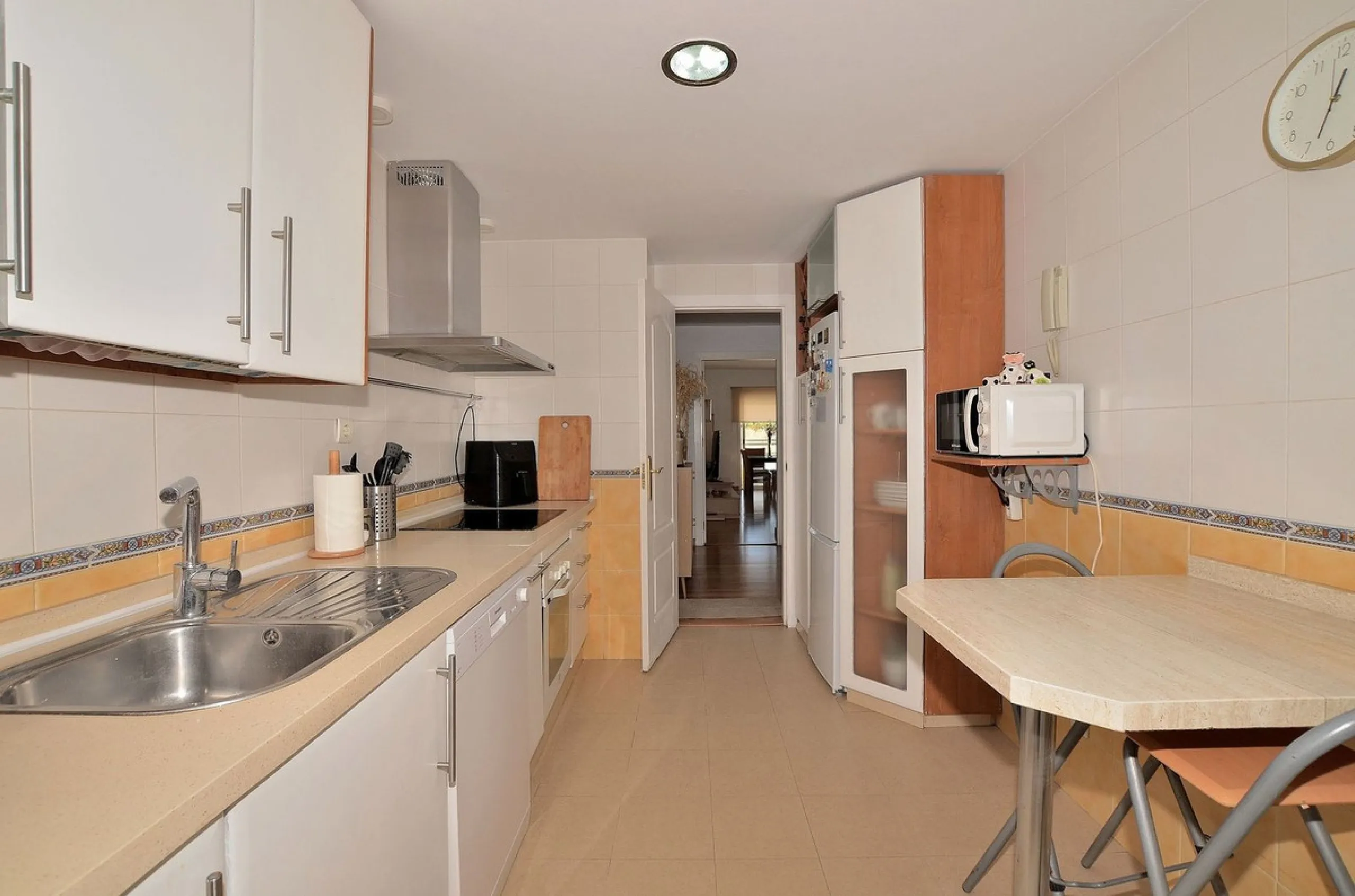 Stunning CORNER PENTHOUSE with beautiful views, located in Arroyo de la Miel (Benalmádena). Excellent location in a quiet area but at same time close to shops and services. The center of Arroyo de la Miel, the train station and a wide variety of shops are