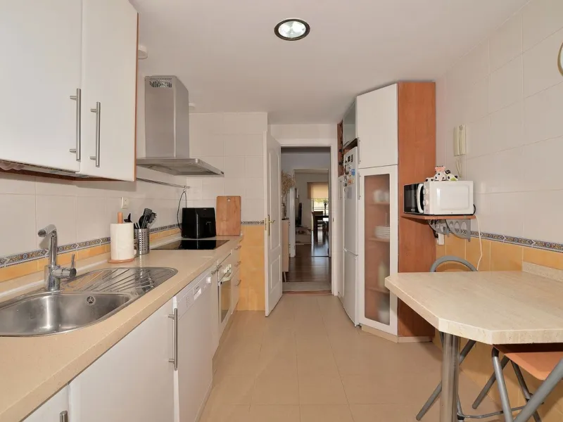 Stunning CORNER PENTHOUSE with beautiful views, located in Arroyo de la Miel (Benalmádena). Excellent location in a quiet area but at same time close to shops and services. The center of Arroyo de la Miel, the train station and a wide variety of shops are