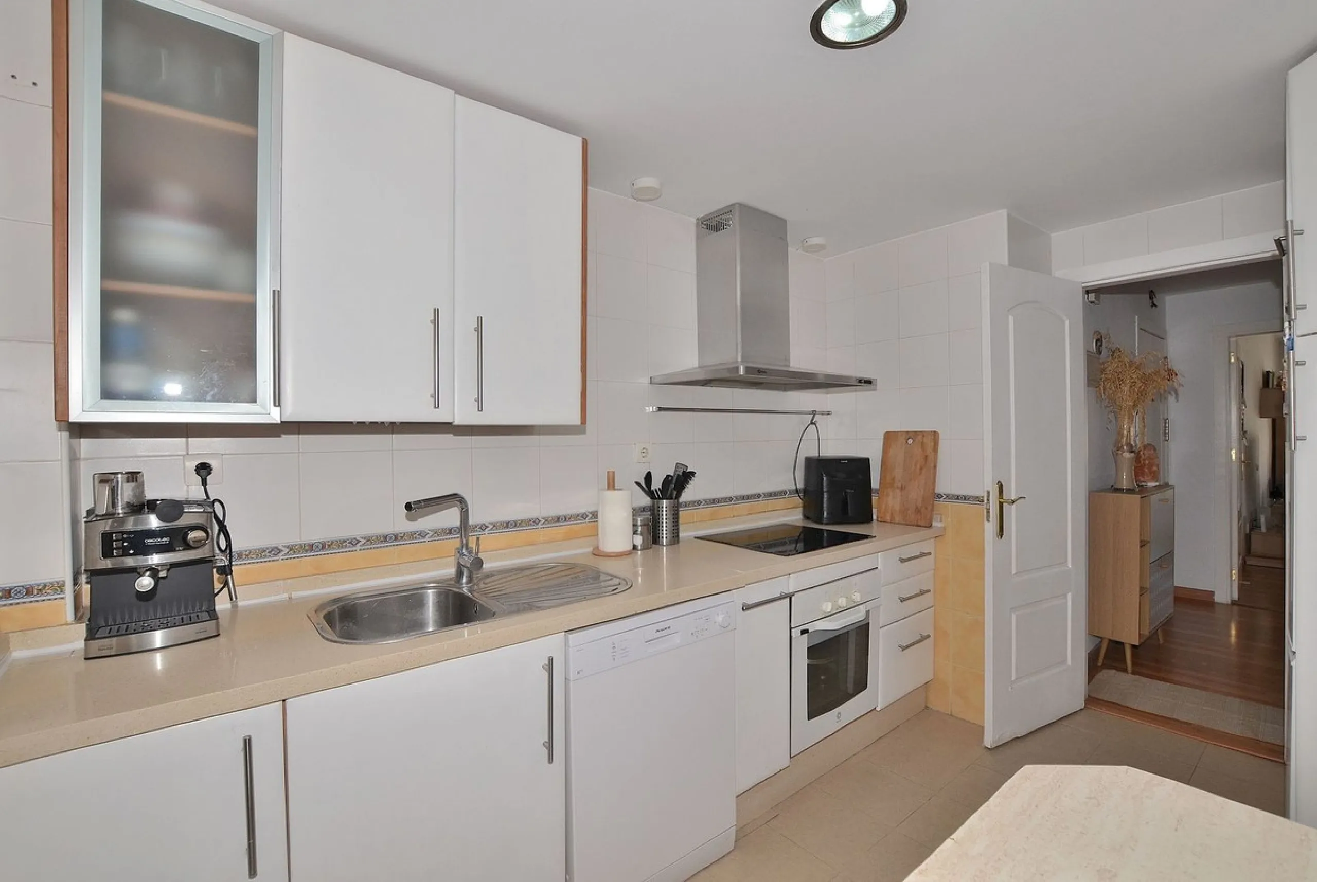 Stunning CORNER PENTHOUSE with beautiful views, located in Arroyo de la Miel (Benalmádena). Excellent location in a quiet area but at same time close to shops and services. The center of Arroyo de la Miel, the train station and a wide variety of shops are