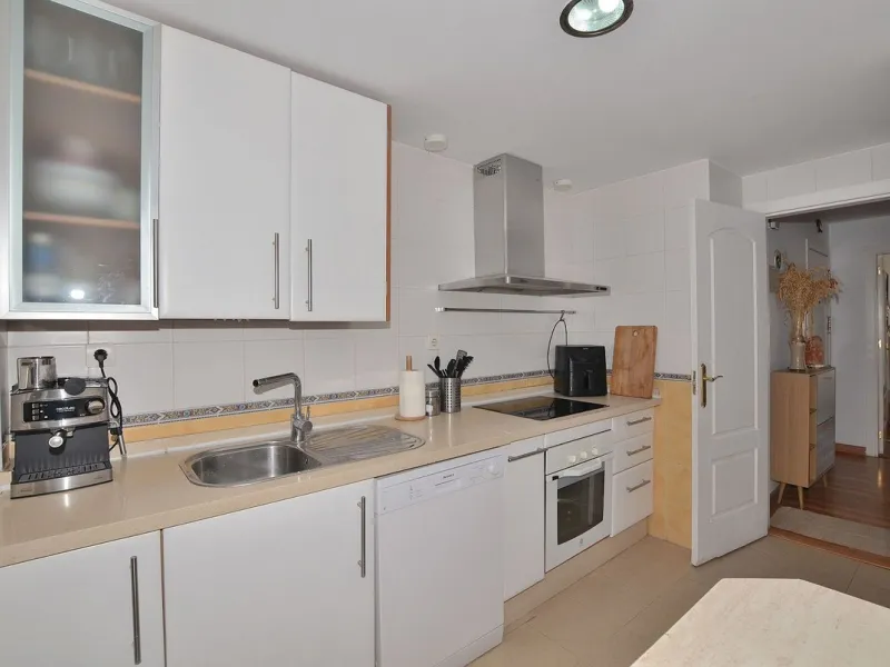 Stunning CORNER PENTHOUSE with beautiful views, located in Arroyo de la Miel (Benalmádena). Excellent location in a quiet area but at same time close to shops and services. The center of Arroyo de la Miel, the train station and a wide variety of shops are