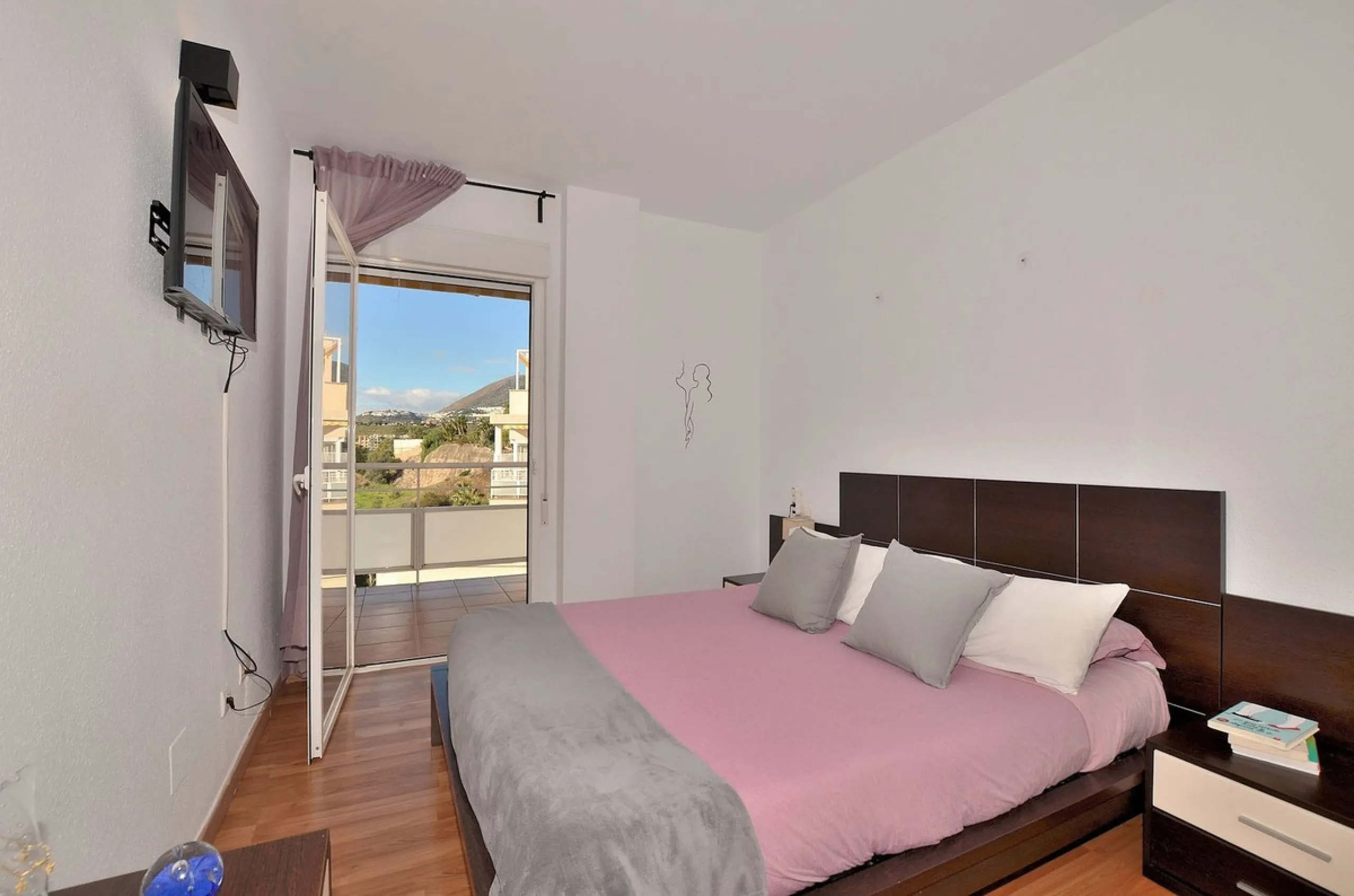 Stunning CORNER PENTHOUSE with beautiful views, located in Arroyo de la Miel (Benalmádena). Excellent location in a quiet area but at same time close to shops and services. The center of Arroyo de la Miel, the train station and a wide variety of shops are