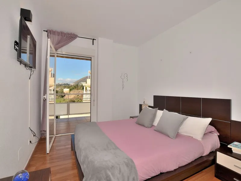 Stunning CORNER PENTHOUSE with beautiful views, located in Arroyo de la Miel (Benalmádena). Excellent location in a quiet area but at same time close to shops and services. The center of Arroyo de la Miel, the train station and a wide variety of shops are