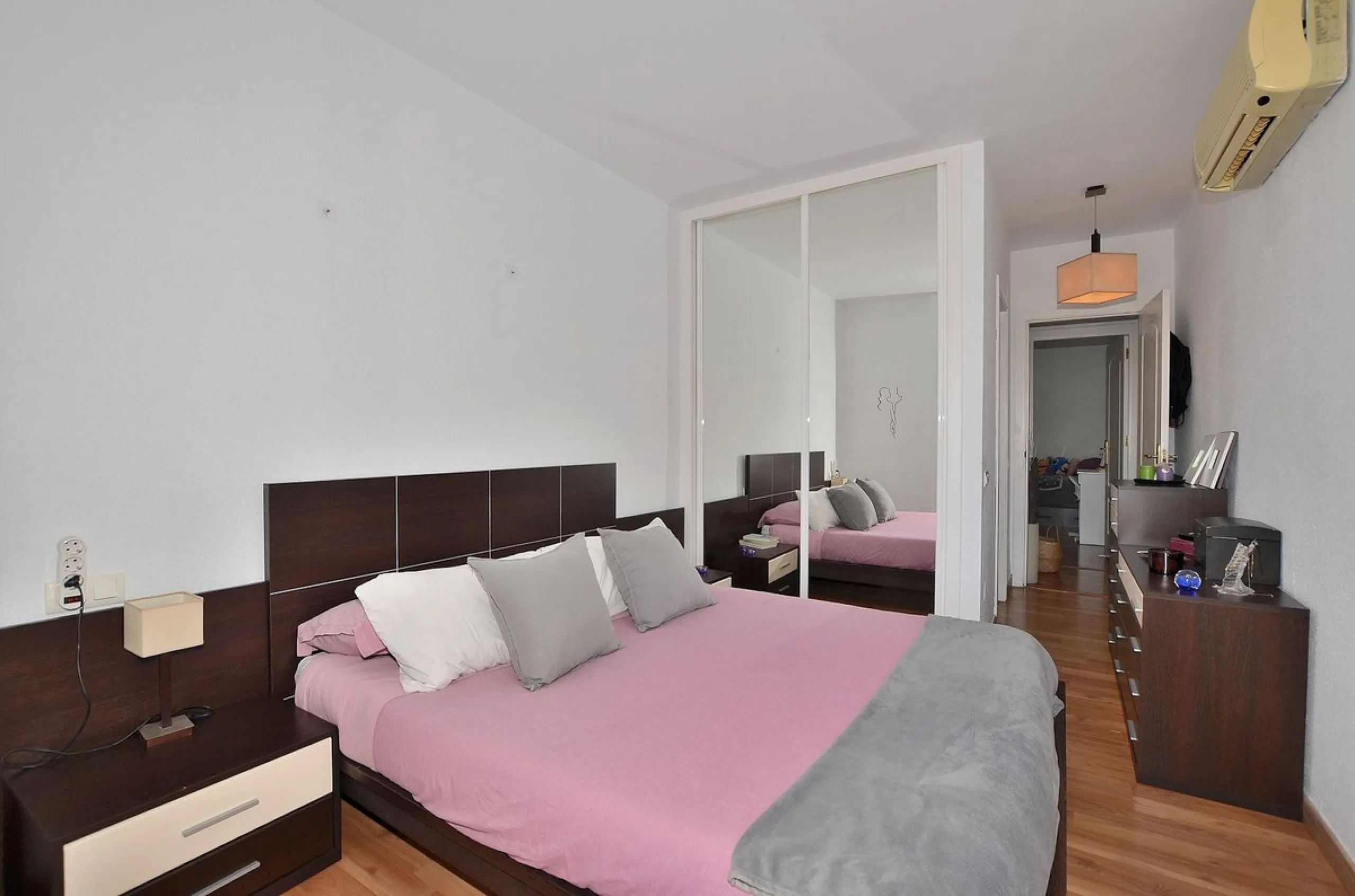 Stunning CORNER PENTHOUSE with beautiful views, located in Arroyo de la Miel (Benalmádena). Excellent location in a quiet area but at same time close to shops and services. The center of Arroyo de la Miel, the train station and a wide variety of shops are