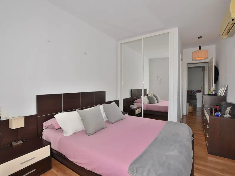 Stunning CORNER PENTHOUSE with beautiful views, located in Arroyo de la Miel (Benalmádena). Excellent location in a quiet area but at same time close to shops and services. The center of Arroyo de la Miel, the train station and a wide variety of shops are