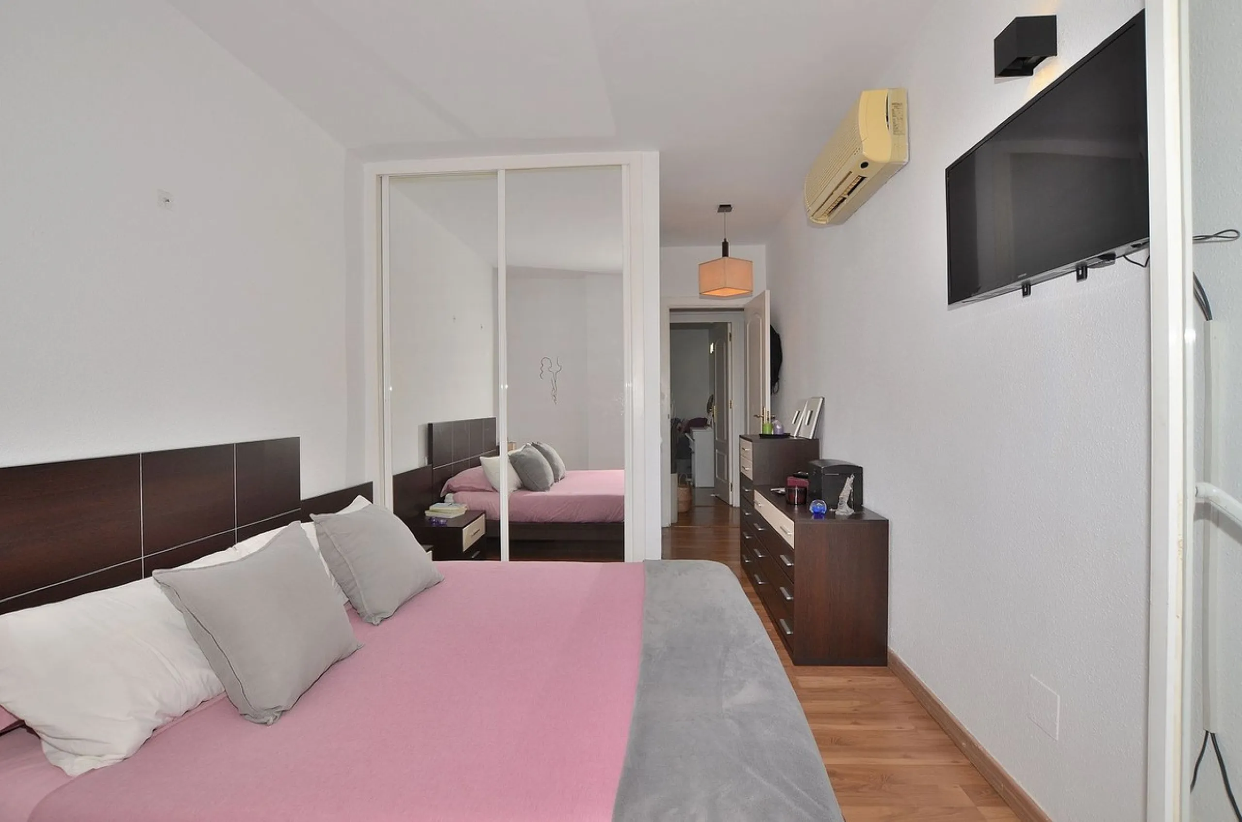 Stunning CORNER PENTHOUSE with beautiful views, located in Arroyo de la Miel (Benalmádena). Excellent location in a quiet area but at same time close to shops and services. The center of Arroyo de la Miel, the train station and a wide variety of shops are