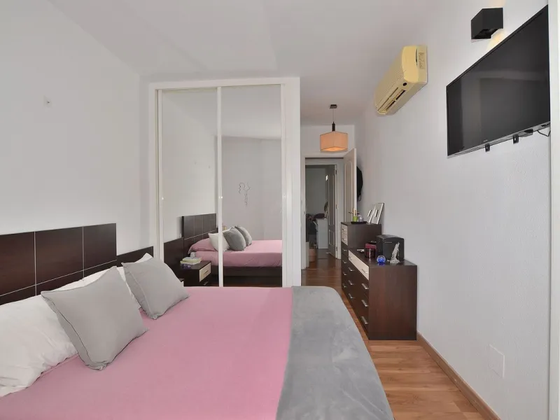 Stunning CORNER PENTHOUSE with beautiful views, located in Arroyo de la Miel (Benalmádena). Excellent location in a quiet area but at same time close to shops and services. The center of Arroyo de la Miel, the train station and a wide variety of shops are
