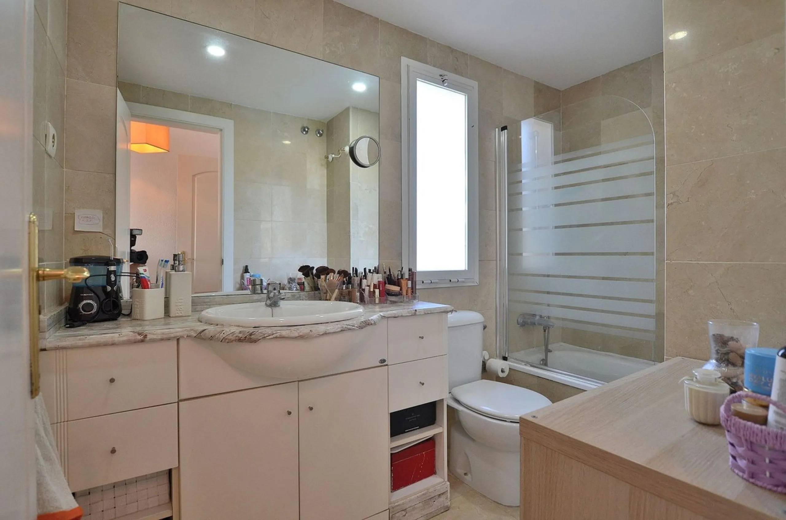 Stunning CORNER PENTHOUSE with beautiful views, located in Arroyo de la Miel (Benalmádena). Excellent location in a quiet area but at same time close to shops and services. The center of Arroyo de la Miel, the train station and a wide variety of shops are