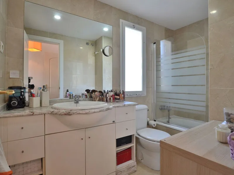 Stunning CORNER PENTHOUSE with beautiful views, located in Arroyo de la Miel (Benalmádena). Excellent location in a quiet area but at same time close to shops and services. The center of Arroyo de la Miel, the train station and a wide variety of shops are