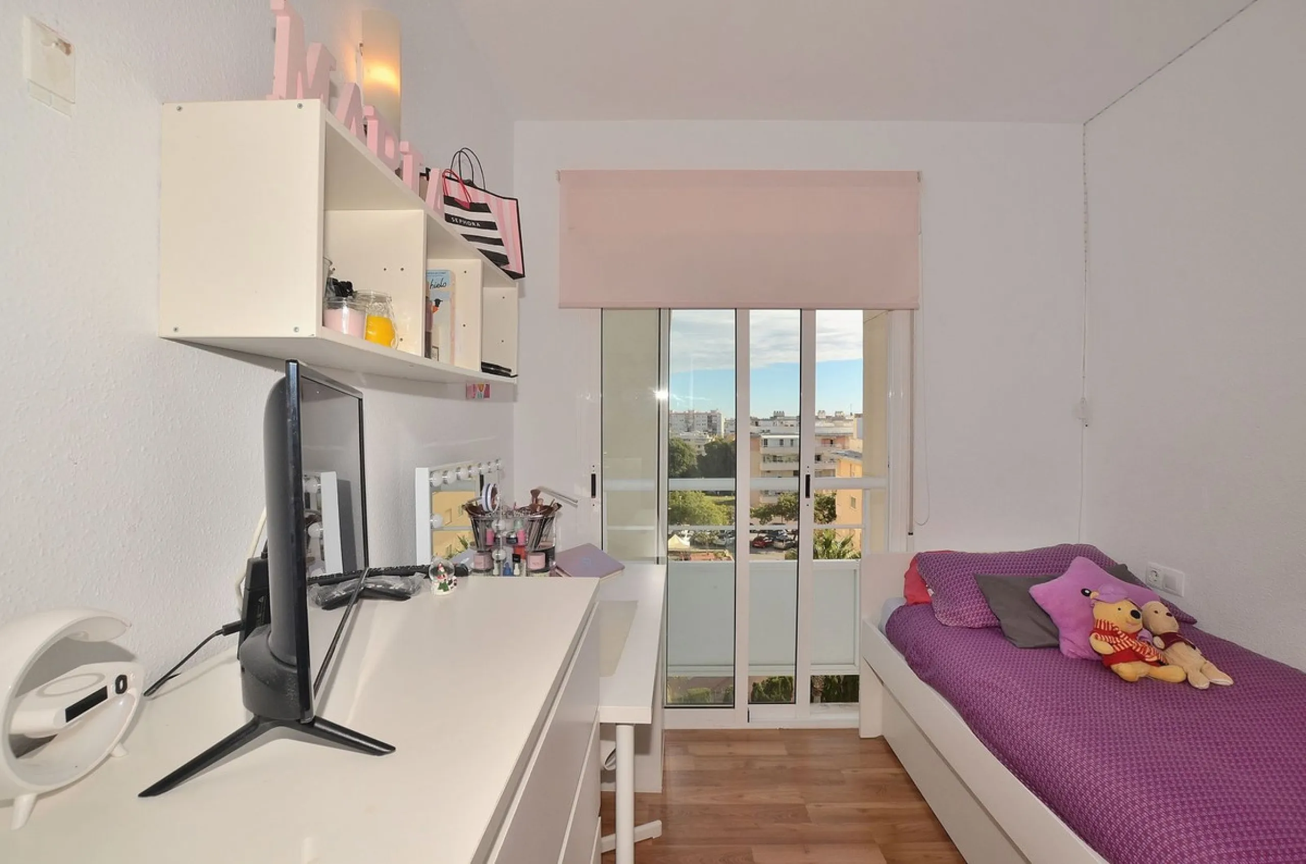 Stunning CORNER PENTHOUSE with beautiful views, located in Arroyo de la Miel (Benalmádena). Excellent location in a quiet area but at same time close to shops and services. The center of Arroyo de la Miel, the train station and a wide variety of shops are