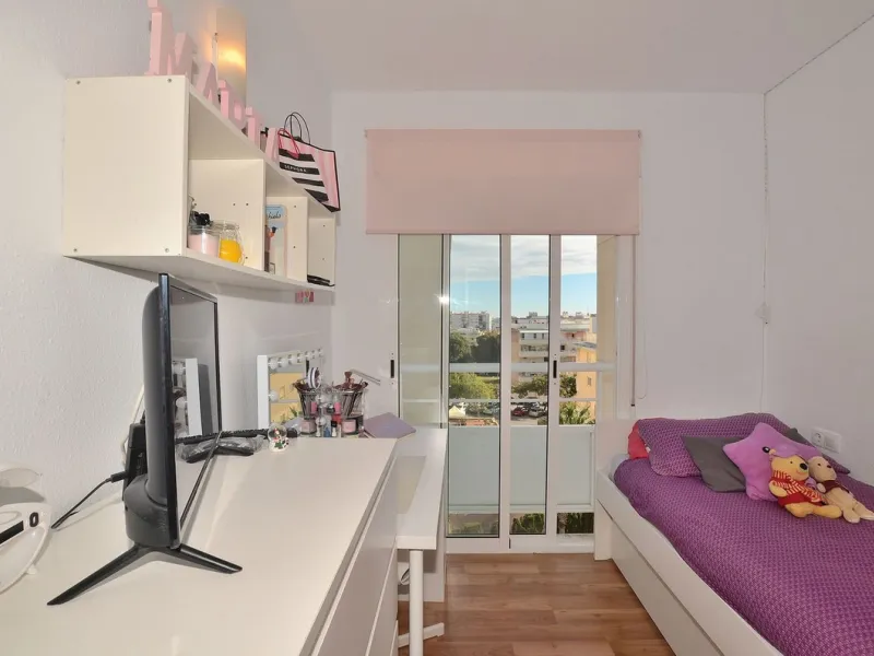 Stunning CORNER PENTHOUSE with beautiful views, located in Arroyo de la Miel (Benalmádena). Excellent location in a quiet area but at same time close to shops and services. The center of Arroyo de la Miel, the train station and a wide variety of shops are