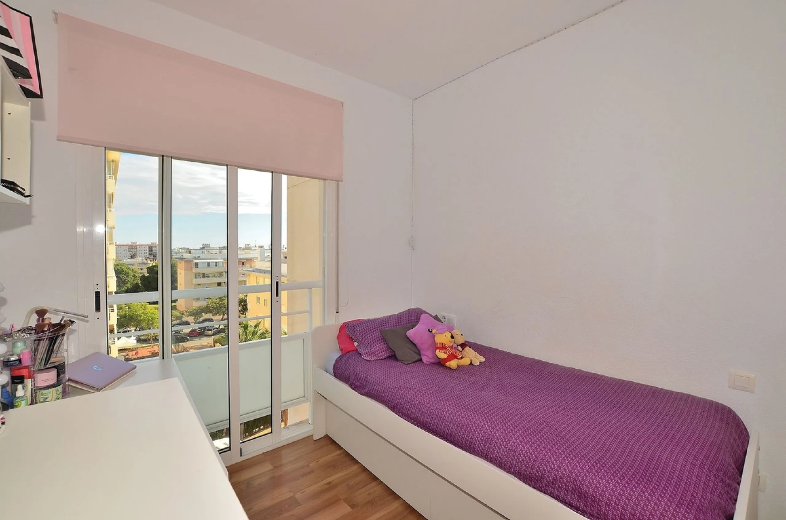 Stunning CORNER PENTHOUSE with beautiful views, located in Arroyo de la Miel (Benalmádena). Excellent location in a quiet area but at same time close to shops and services. The center of Arroyo de la Miel, the train station and a wide variety of shops are