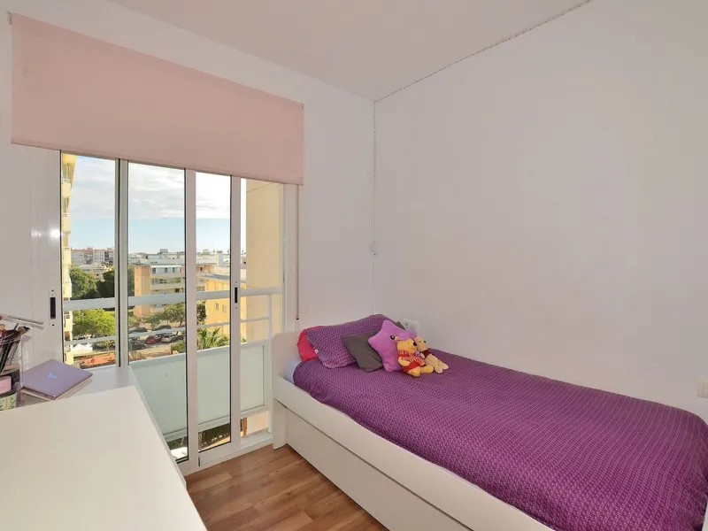 Stunning CORNER PENTHOUSE with beautiful views, located in Arroyo de la Miel (Benalmádena). Excellent location in a quiet area but at same time close to shops and services. The center of Arroyo de la Miel, the train station and a wide variety of shops are