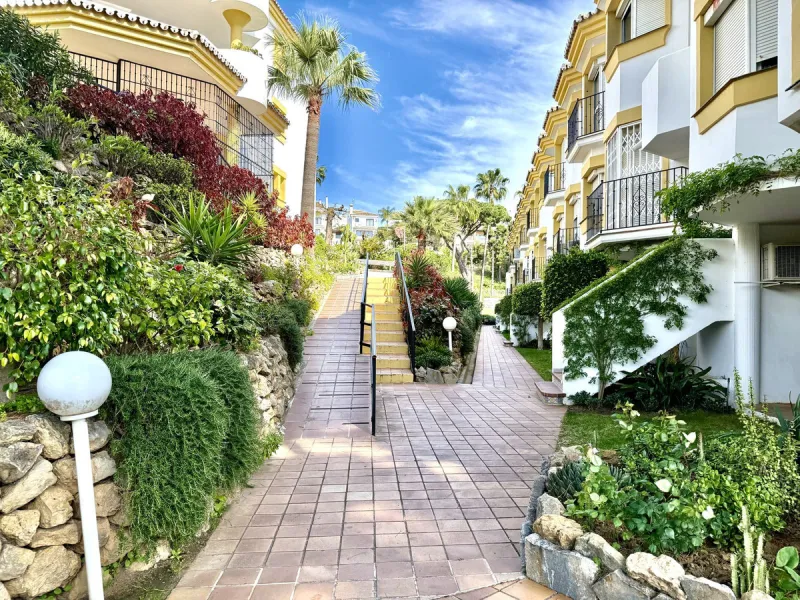 This impressive 3-bedroom penthouse offers a rare combination of space, privacy, and potential, set within a quiet and well-established urbanisation next to La Siesta Golf.