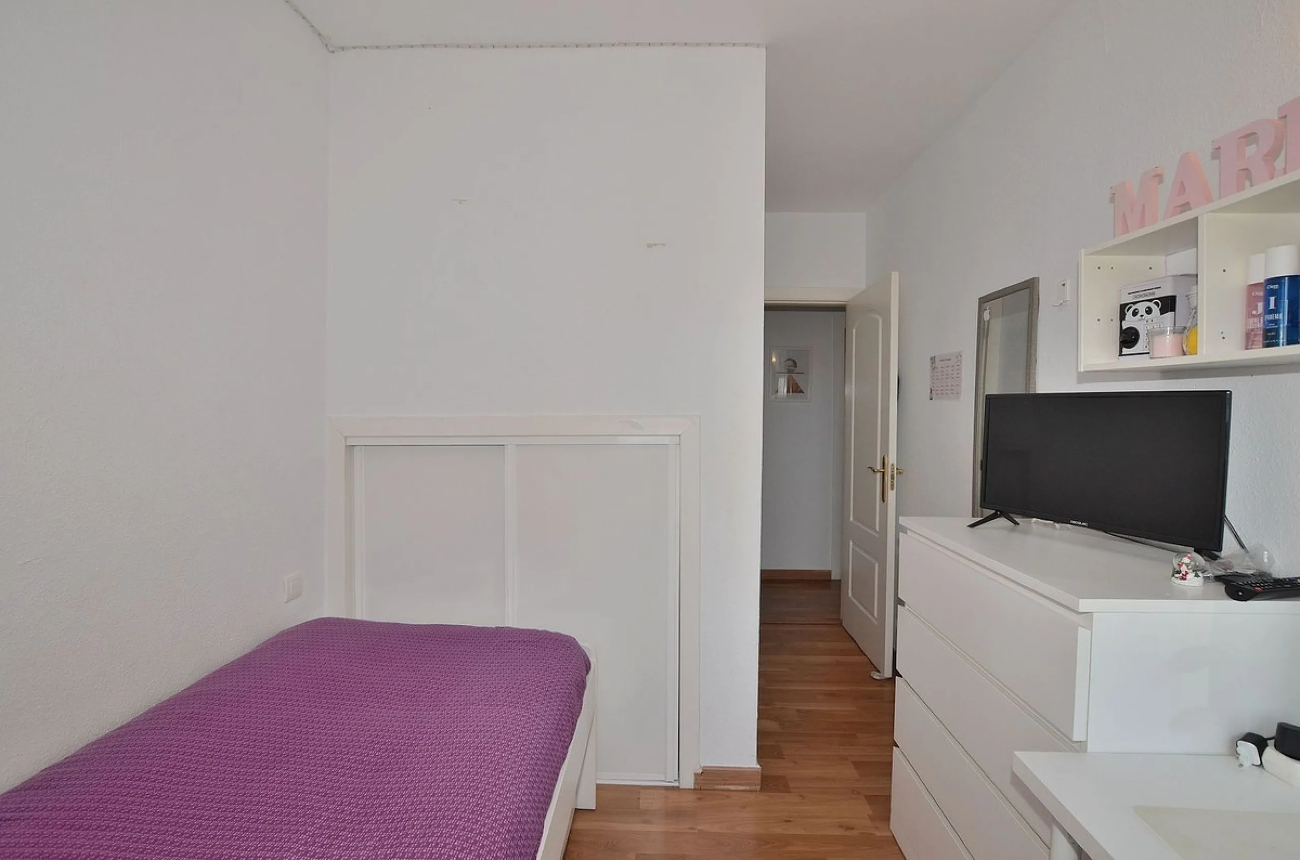 Stunning CORNER PENTHOUSE with beautiful views, located in Arroyo de la Miel (Benalmádena). Excellent location in a quiet area but at same time close to shops and services. The center of Arroyo de la Miel, the train station and a wide variety of shops are