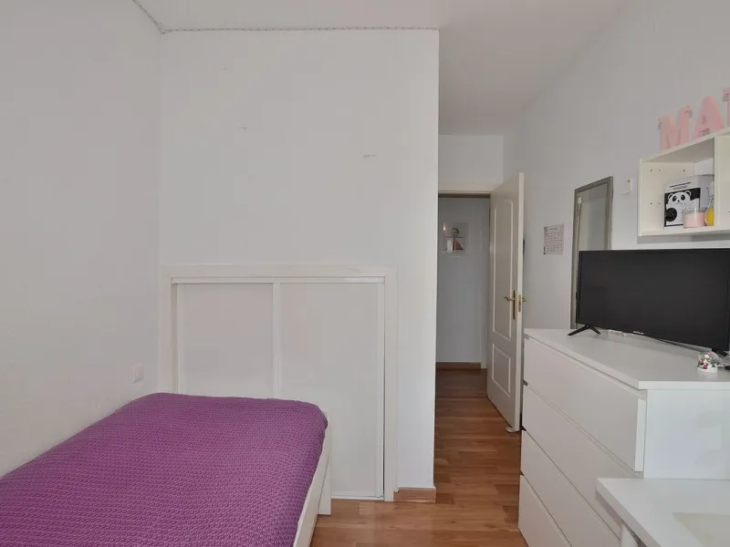 Stunning CORNER PENTHOUSE with beautiful views, located in Arroyo de la Miel (Benalmádena). Excellent location in a quiet area but at same time close to shops and services. The center of Arroyo de la Miel, the train station and a wide variety of shops are