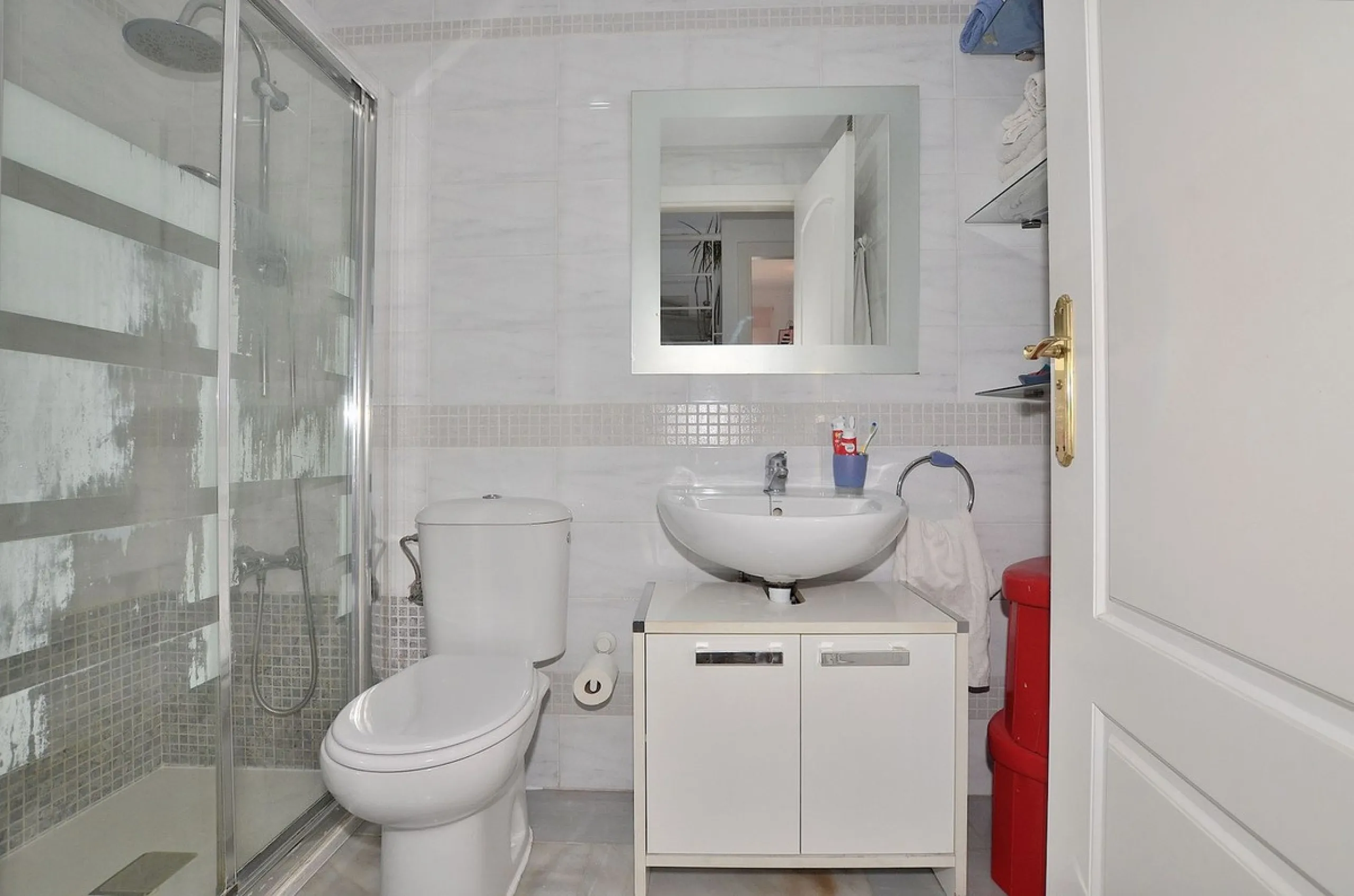 Stunning CORNER PENTHOUSE with beautiful views, located in Arroyo de la Miel (Benalmádena). Excellent location in a quiet area but at same time close to shops and services. The center of Arroyo de la Miel, the train station and a wide variety of shops are