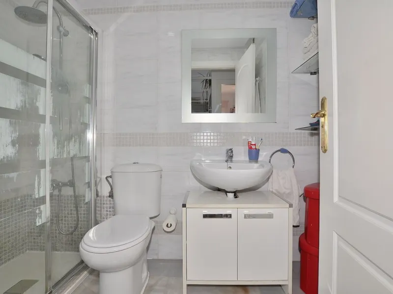 Stunning CORNER PENTHOUSE with beautiful views, located in Arroyo de la Miel (Benalmádena). Excellent location in a quiet area but at same time close to shops and services. The center of Arroyo de la Miel, the train station and a wide variety of shops are