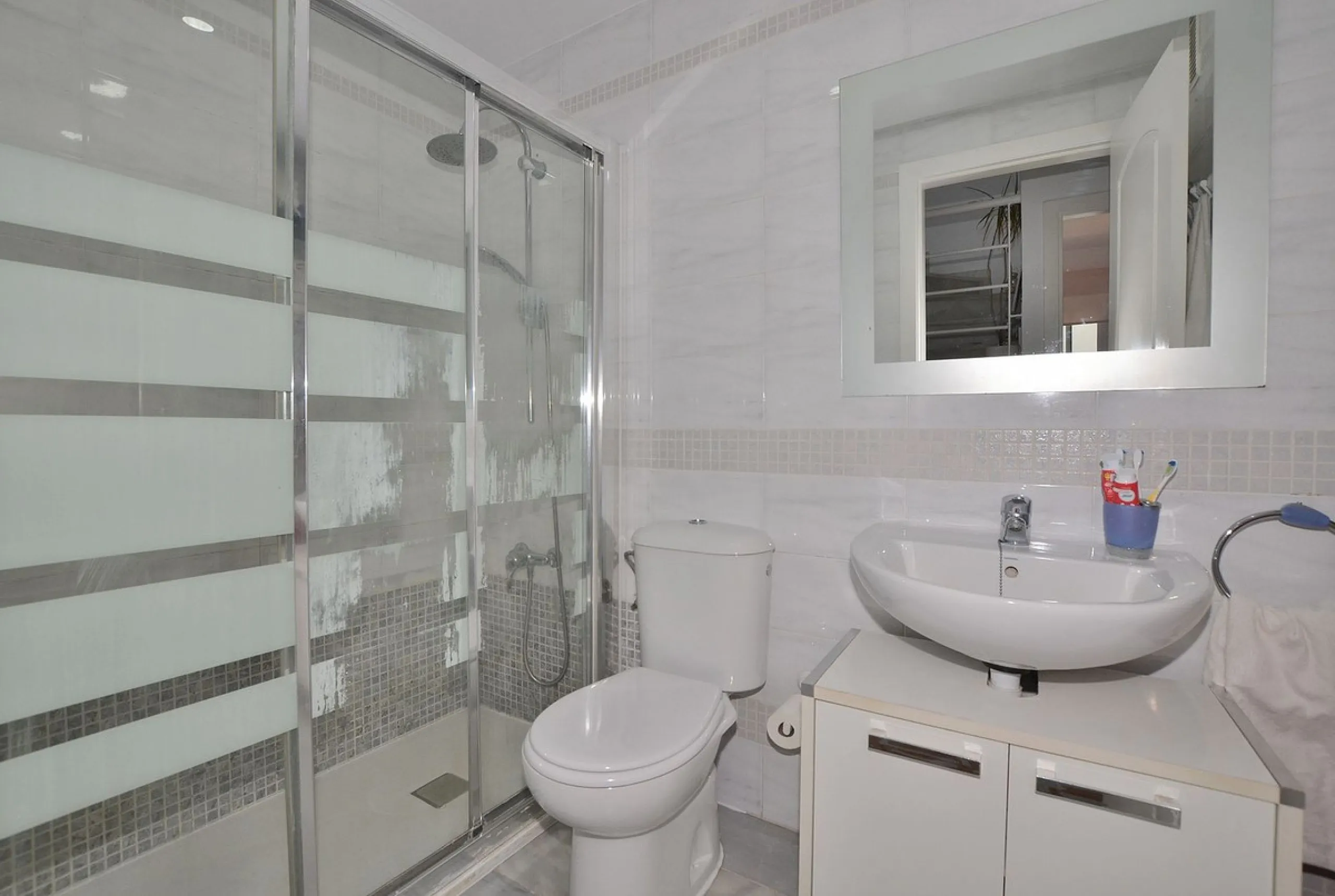 Stunning CORNER PENTHOUSE with beautiful views, located in Arroyo de la Miel (Benalmádena). Excellent location in a quiet area but at same time close to shops and services. The center of Arroyo de la Miel, the train station and a wide variety of shops are