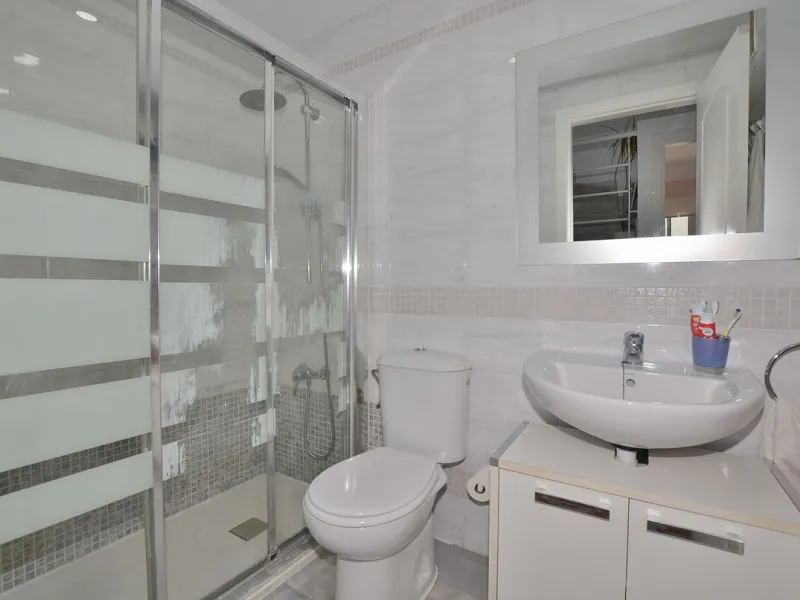 Stunning CORNER PENTHOUSE with beautiful views, located in Arroyo de la Miel (Benalmádena). Excellent location in a quiet area but at same time close to shops and services. The center of Arroyo de la Miel, the train station and a wide variety of shops are