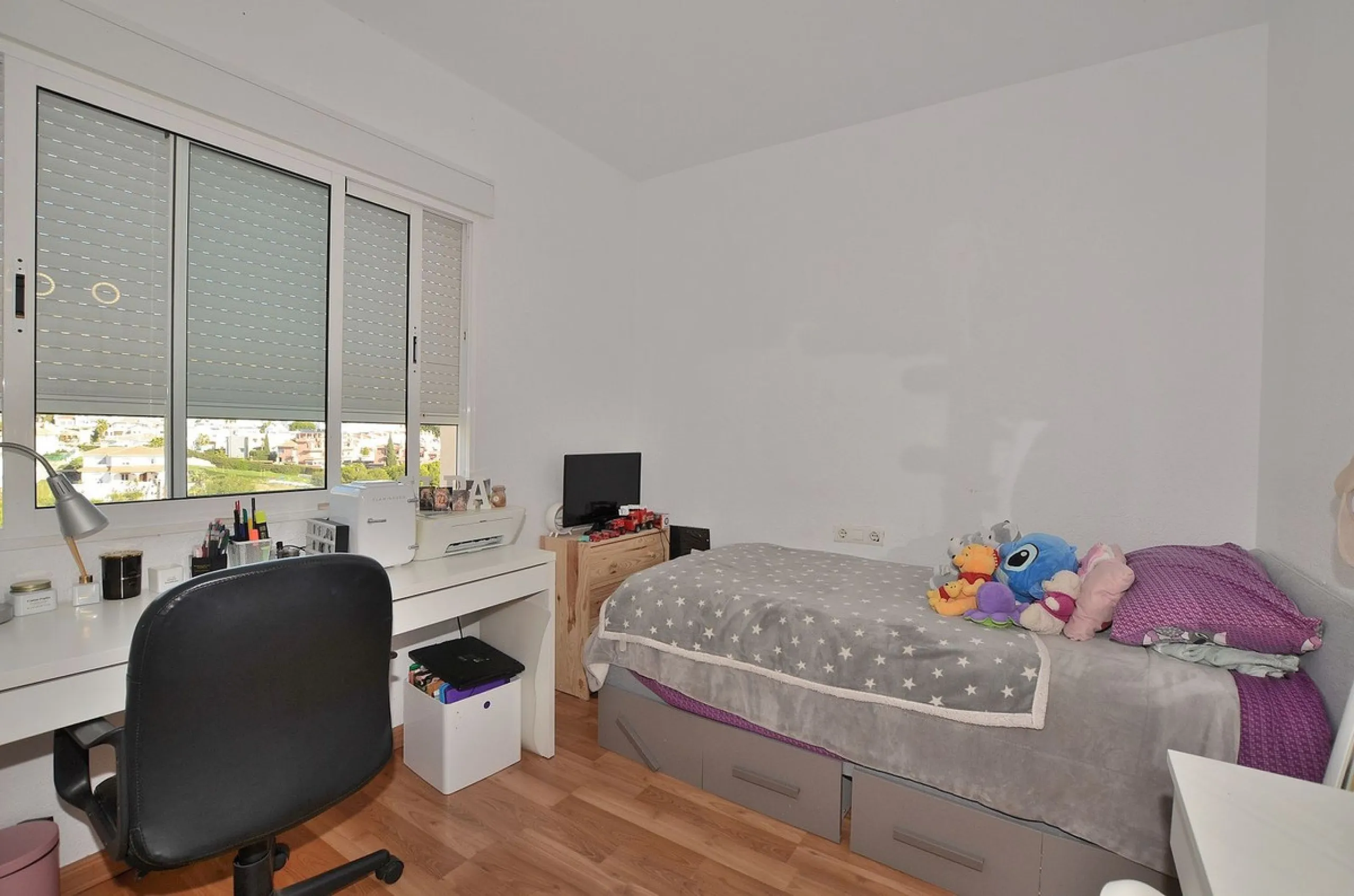 Stunning CORNER PENTHOUSE with beautiful views, located in Arroyo de la Miel (Benalmádena). Excellent location in a quiet area but at same time close to shops and services. The center of Arroyo de la Miel, the train station and a wide variety of shops are