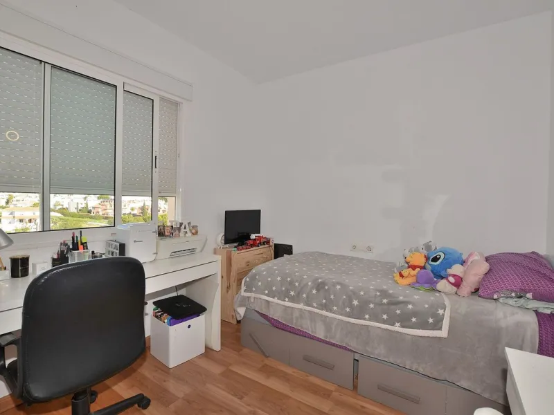 Stunning CORNER PENTHOUSE with beautiful views, located in Arroyo de la Miel (Benalmádena). Excellent location in a quiet area but at same time close to shops and services. The center of Arroyo de la Miel, the train station and a wide variety of shops are