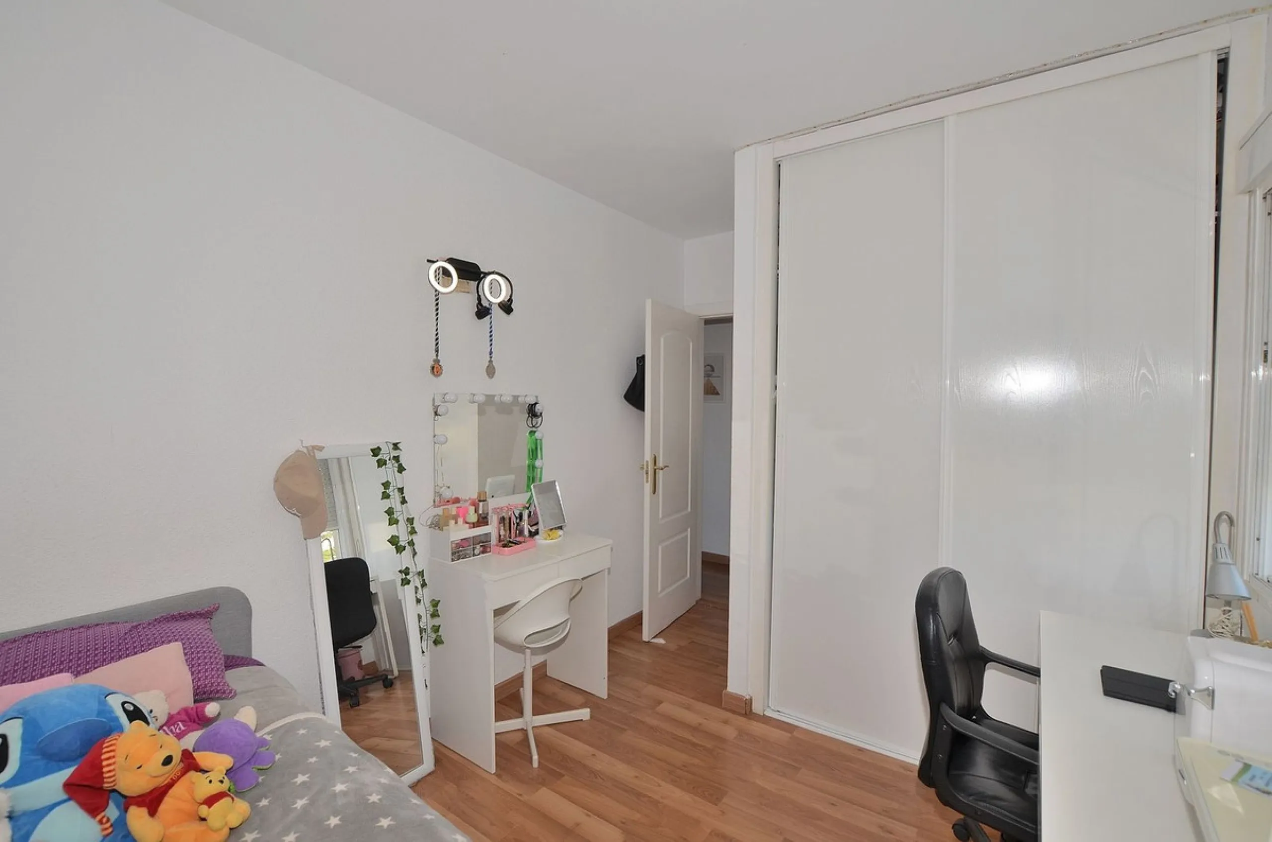 Stunning CORNER PENTHOUSE with beautiful views, located in Arroyo de la Miel (Benalmádena). Excellent location in a quiet area but at same time close to shops and services. The center of Arroyo de la Miel, the train station and a wide variety of shops are