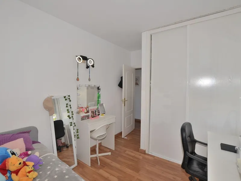 Stunning CORNER PENTHOUSE with beautiful views, located in Arroyo de la Miel (Benalmádena). Excellent location in a quiet area but at same time close to shops and services. The center of Arroyo de la Miel, the train station and a wide variety of shops are