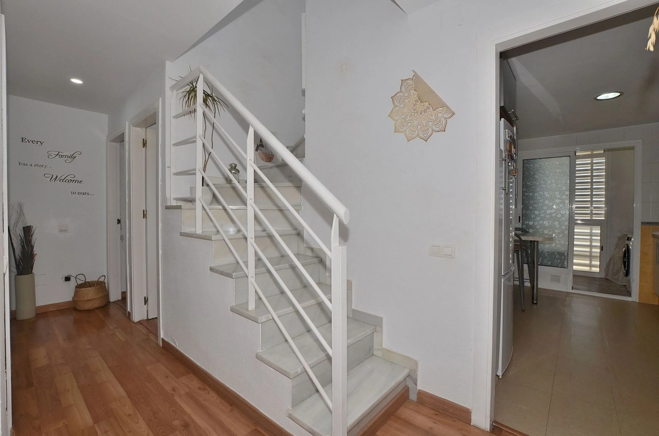 Stunning CORNER PENTHOUSE with beautiful views, located in Arroyo de la Miel (Benalmádena). Excellent location in a quiet area but at same time close to shops and services. The center of Arroyo de la Miel, the train station and a wide variety of shops are