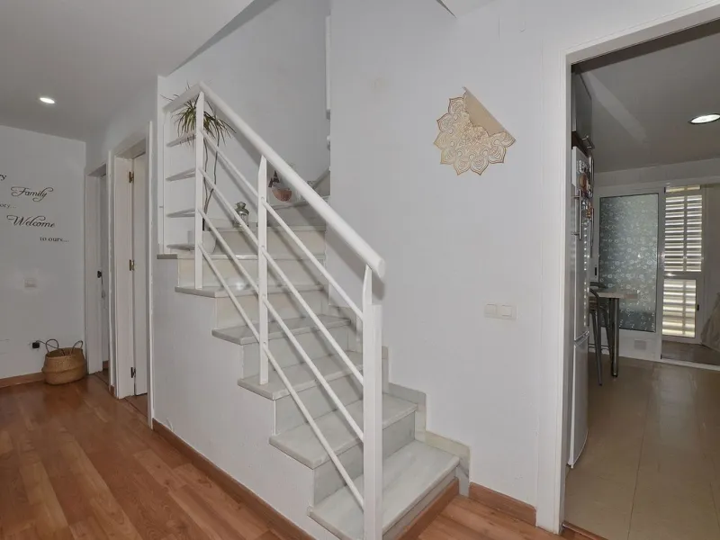 Stunning CORNER PENTHOUSE with beautiful views, located in Arroyo de la Miel (Benalmádena). Excellent location in a quiet area but at same time close to shops and services. The center of Arroyo de la Miel, the train station and a wide variety of shops are