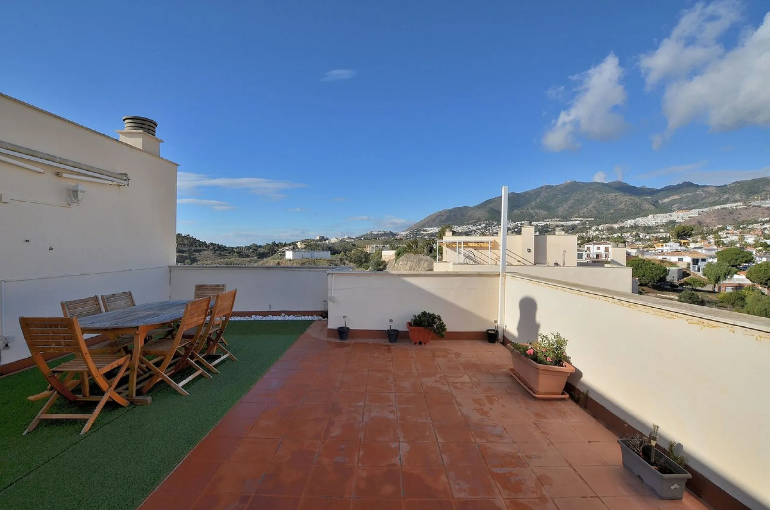 Stunning CORNER PENTHOUSE with beautiful views, located in Arroyo de la Miel (Benalmádena). Excellent location in a quiet area but at same time close to shops and services. The center of Arroyo de la Miel, the train station and a wide variety of shops are