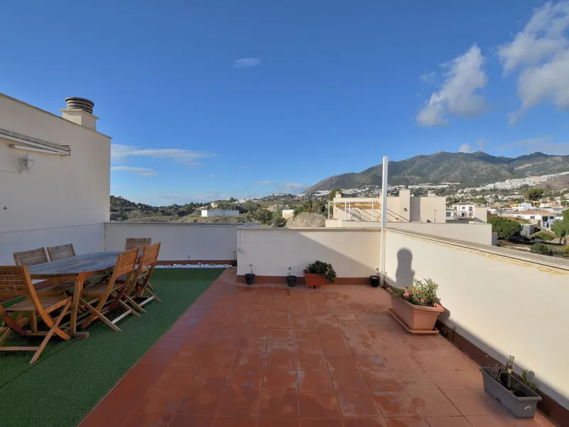 Stunning CORNER PENTHOUSE with beautiful views, located in Arroyo de la Miel (Benalmádena). Excellent location in a quiet area but at same time close to shops and services. The center of Arroyo de la Miel, the train station and a wide variety of shops are