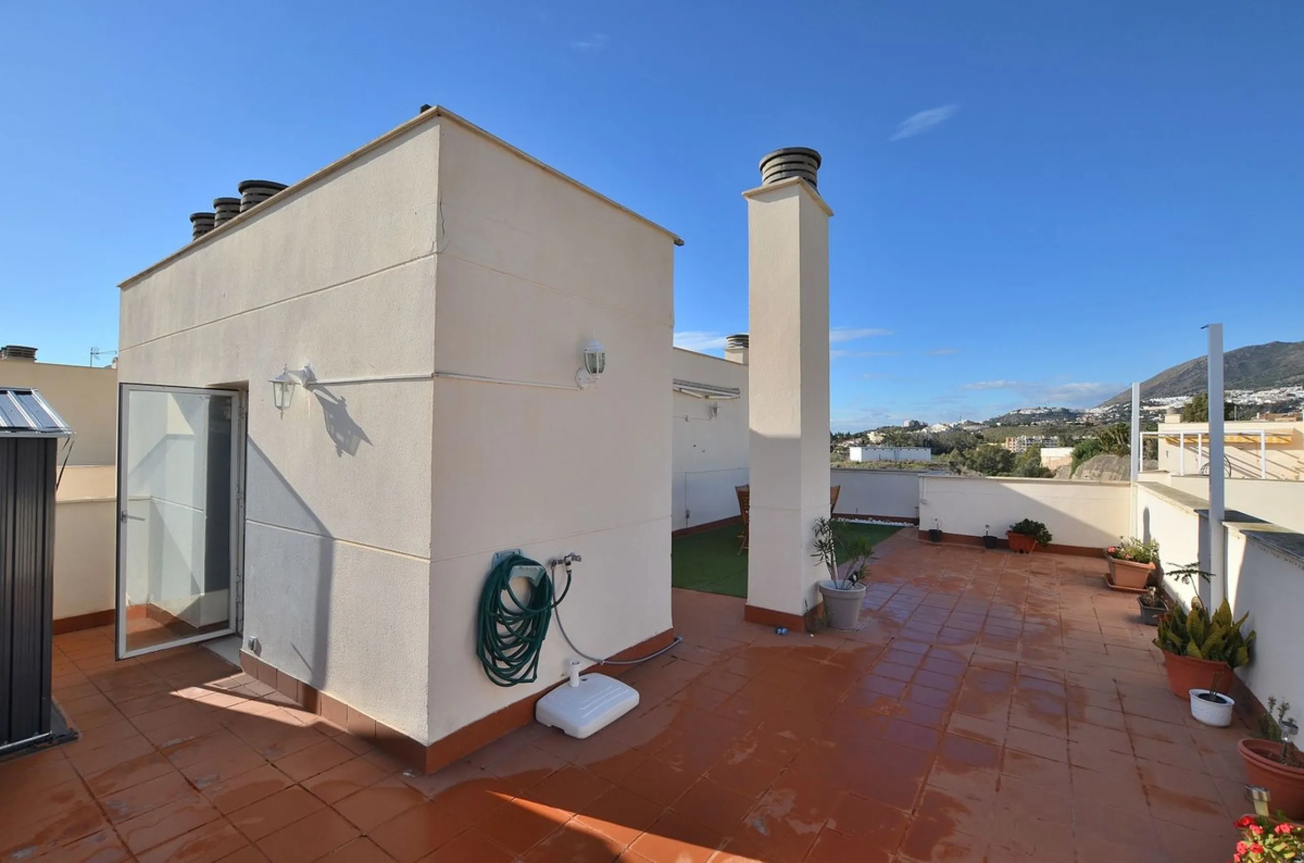 Stunning CORNER PENTHOUSE with beautiful views, located in Arroyo de la Miel (Benalmádena). Excellent location in a quiet area but at same time close to shops and services. The center of Arroyo de la Miel, the train station and a wide variety of shops are