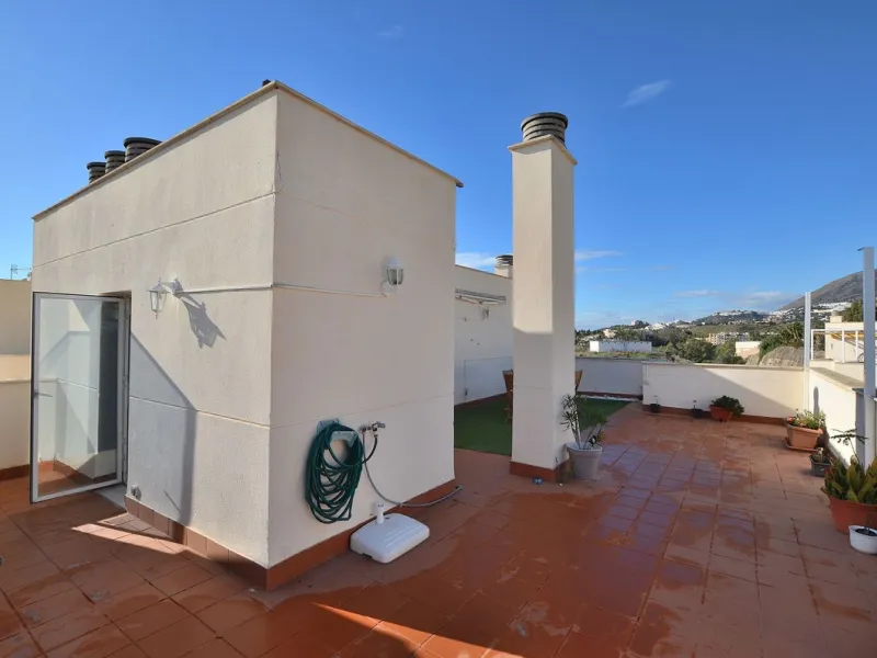Stunning CORNER PENTHOUSE with beautiful views, located in Arroyo de la Miel (Benalmádena). Excellent location in a quiet area but at same time close to shops and services. The center of Arroyo de la Miel, the train station and a wide variety of shops are