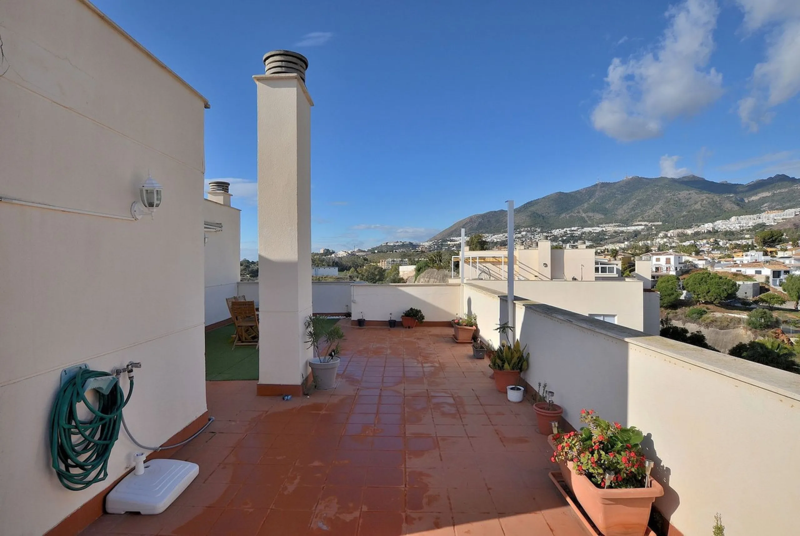 Stunning CORNER PENTHOUSE with beautiful views, located in Arroyo de la Miel (Benalmádena). Excellent location in a quiet area but at same time close to shops and services. The center of Arroyo de la Miel, the train station and a wide variety of shops are