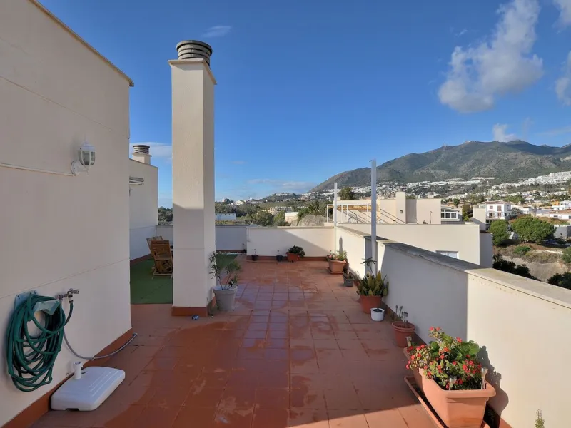 Stunning CORNER PENTHOUSE with beautiful views, located in Arroyo de la Miel (Benalmádena). Excellent location in a quiet area but at same time close to shops and services. The center of Arroyo de la Miel, the train station and a wide variety of shops are
