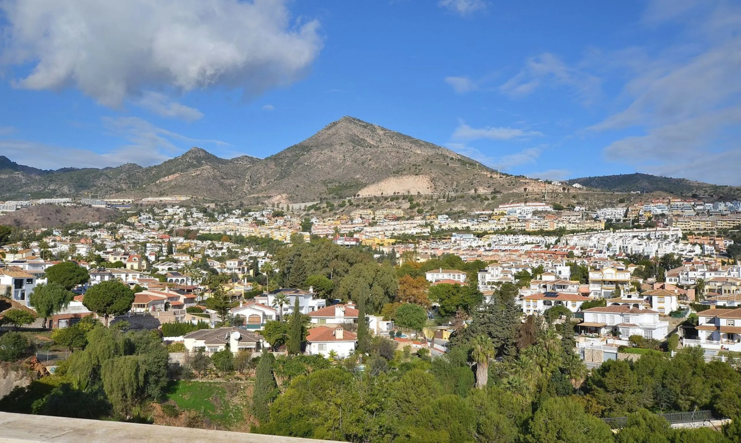 Stunning CORNER PENTHOUSE with beautiful views, located in Arroyo de la Miel (Benalmádena). Excellent location in a quiet area but at same time close to shops and services. The center of Arroyo de la Miel, the train station and a wide variety of shops are