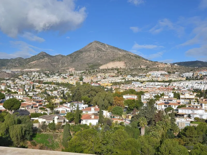 Stunning CORNER PENTHOUSE with beautiful views, located in Arroyo de la Miel (Benalmádena). Excellent location in a quiet area but at same time close to shops and services. The center of Arroyo de la Miel, the train station and a wide variety of shops are