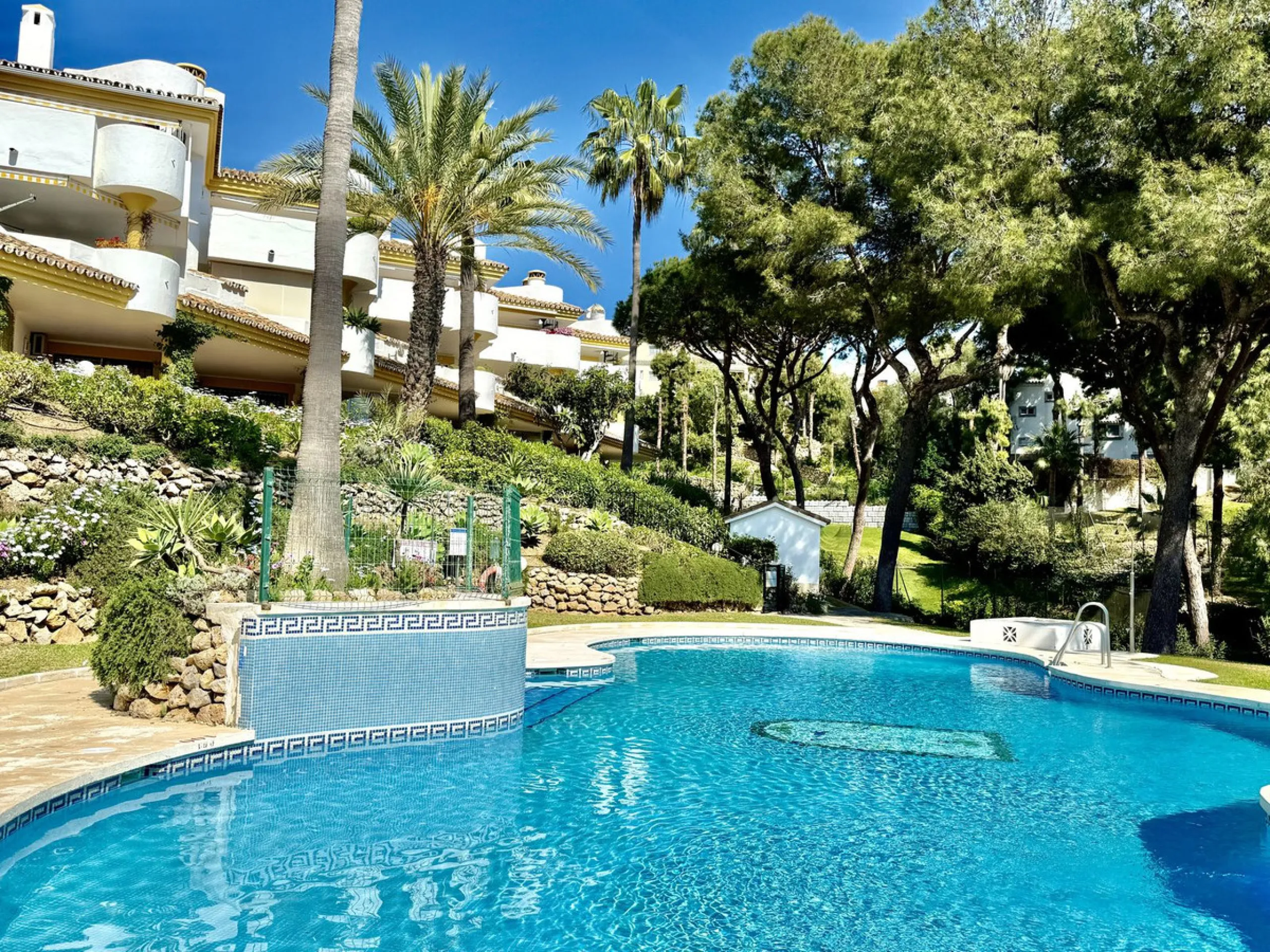This impressive 3-bedroom penthouse offers a rare combination of space, privacy, and potential, set within a quiet and well-established urbanisation next to La Siesta Golf.